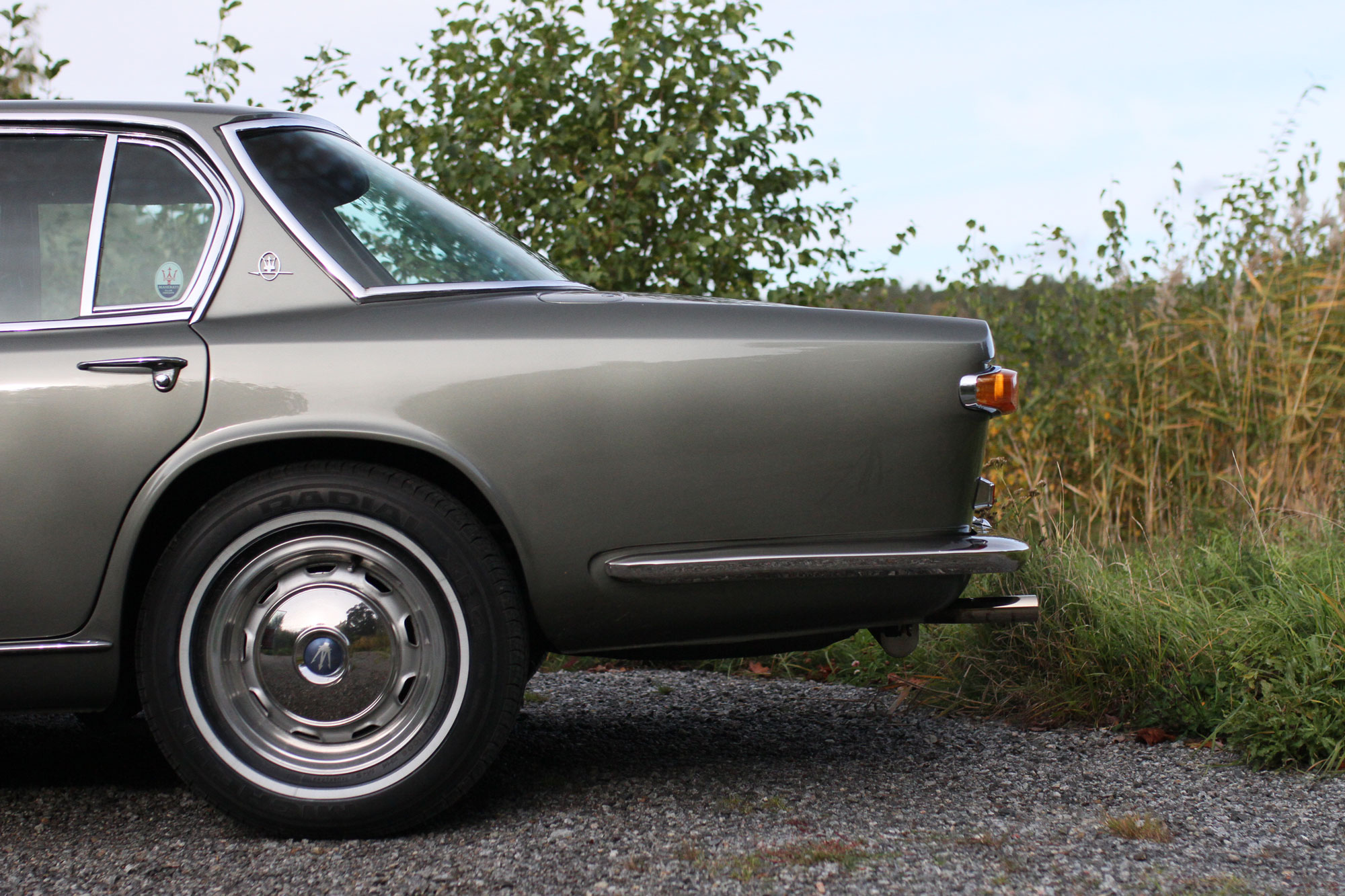 Left rear fender and side on the grey Maserati Quattroporte