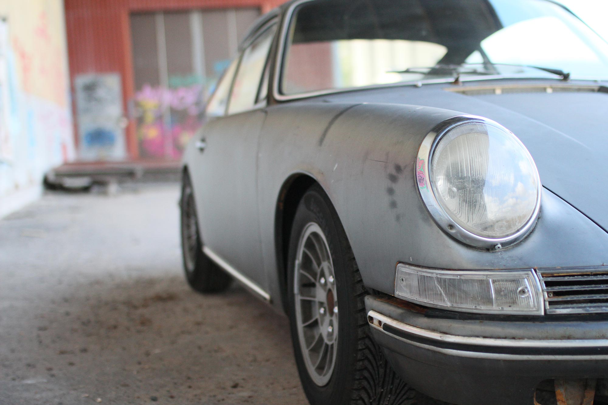 patina porsche and its headlights taken from the right side 