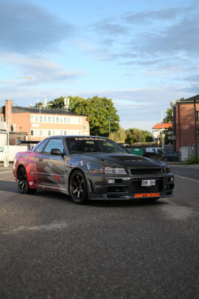 Nissan Skyline R34 - Front right 