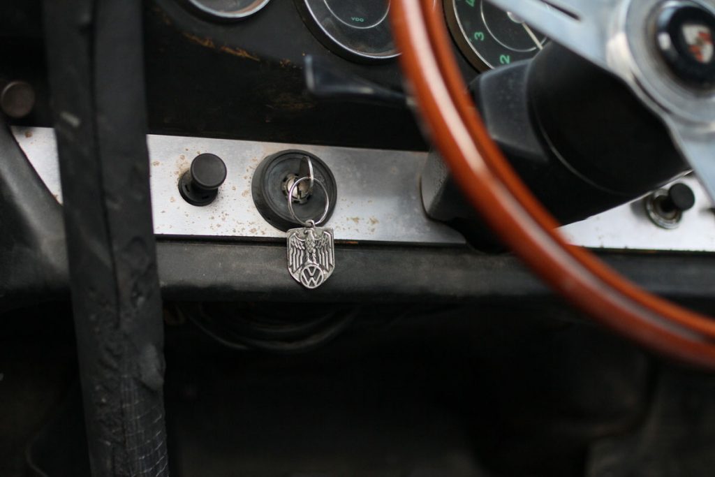 CAr Key in a rusty Porsche 912 from 1967