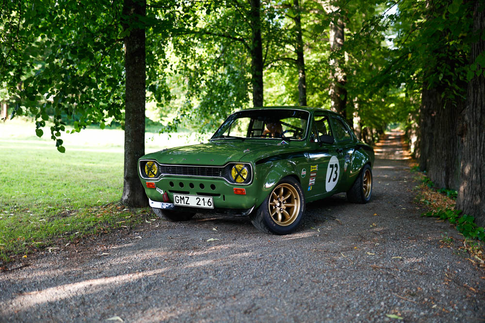 Ford-Escort-MK1-in-the-alley-with-trees