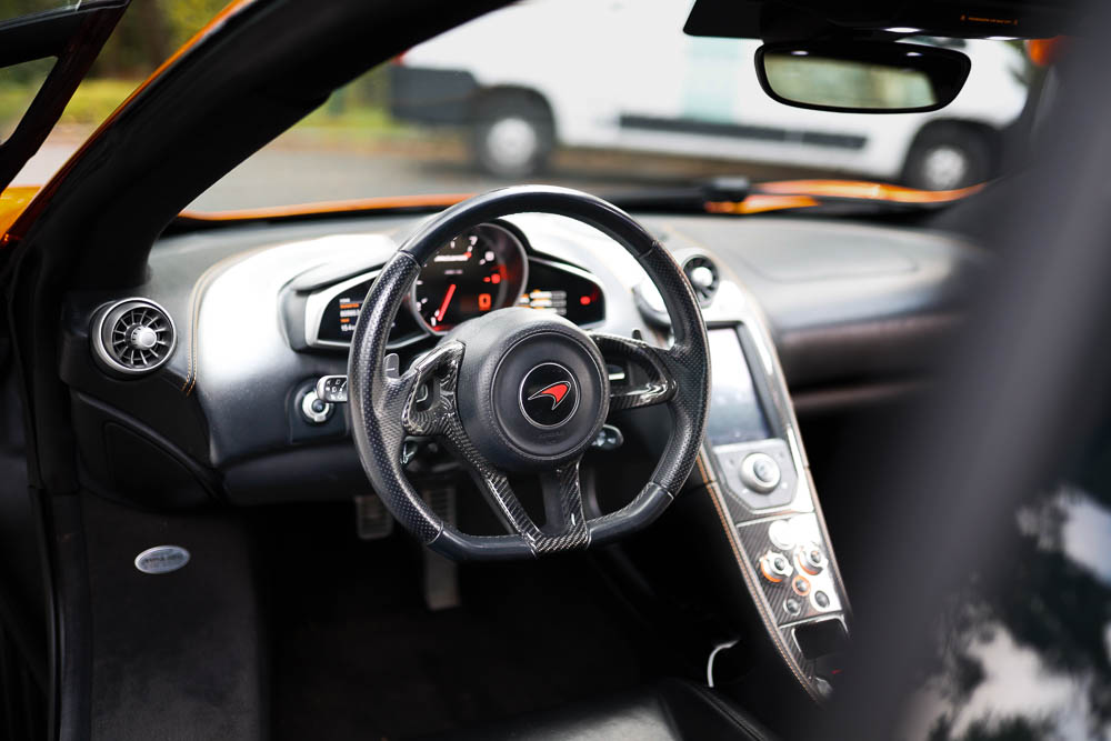 McLaren-mp4-12c-Steering-wheel